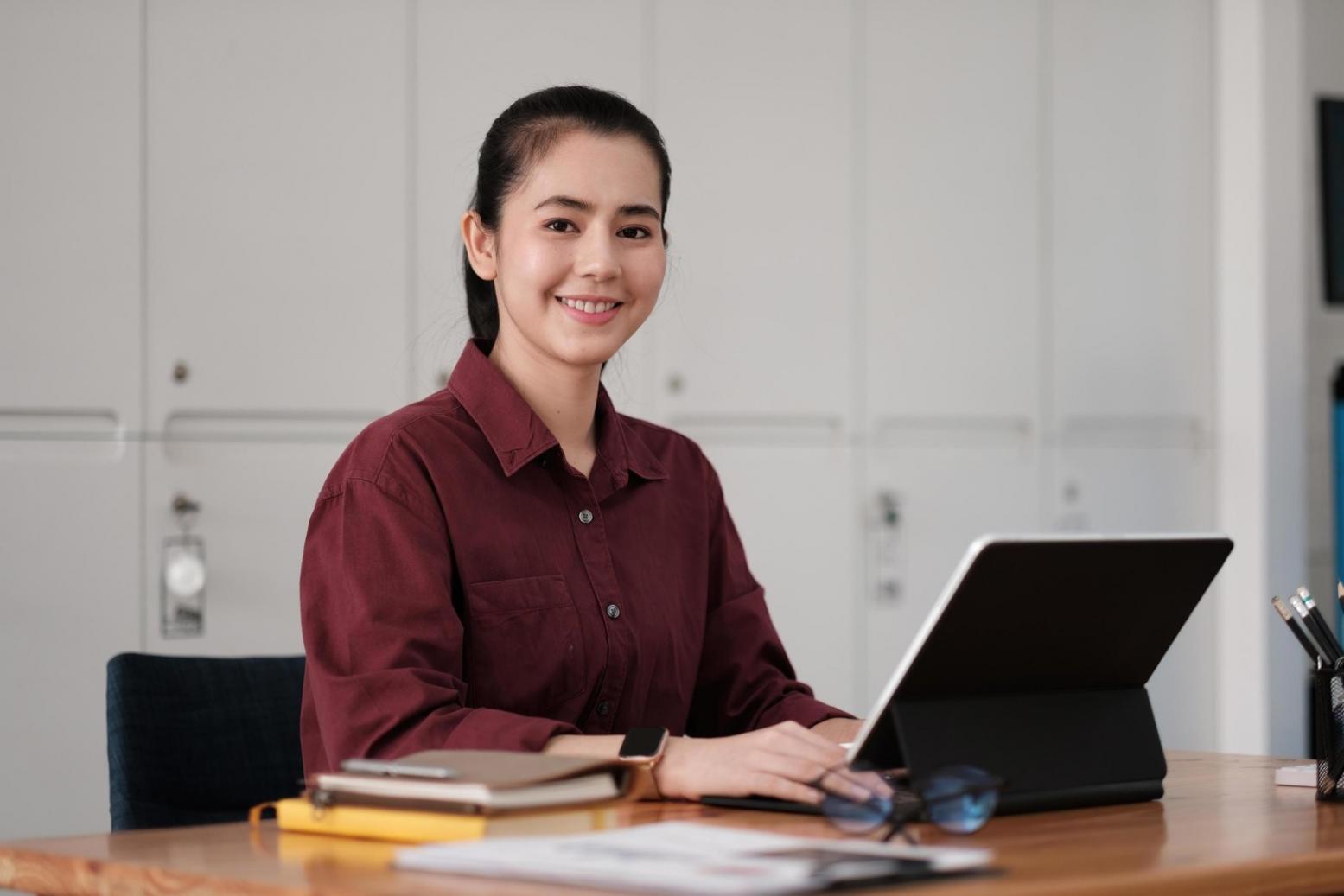 Finanzanalyse-Dashboard mit Echtzeitdaten und Visualisierungen